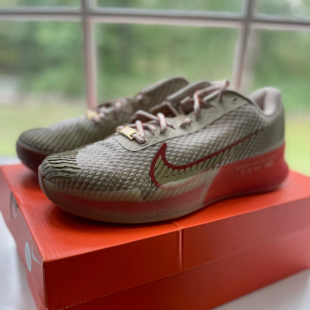 NWT NIKE Women's Tennis Shoes